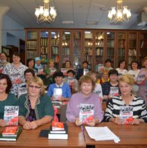 Вручение книги солдаты победы
