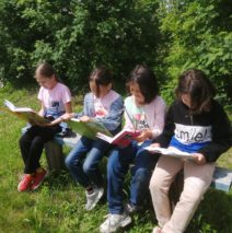«Читай книги на природе!»