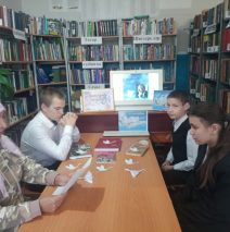 Летят над миром журавли