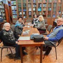 Цветы к подножию поэта